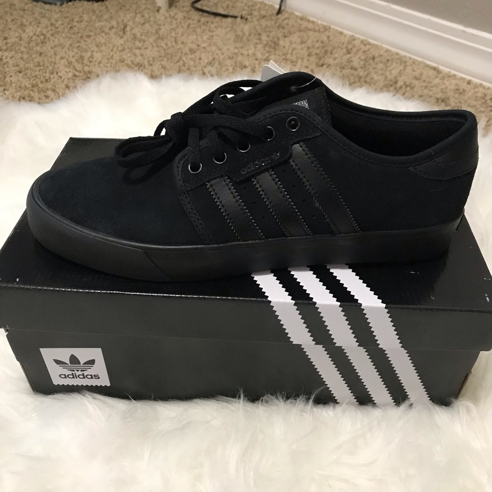 9.5 Adidas Seeley Shoes